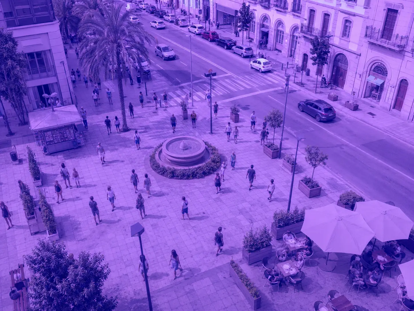 Una dominante verde, azul o violeta se come toda la imagen. Un coche rojo deja de ser rojo, y buscar por color deja de servir.