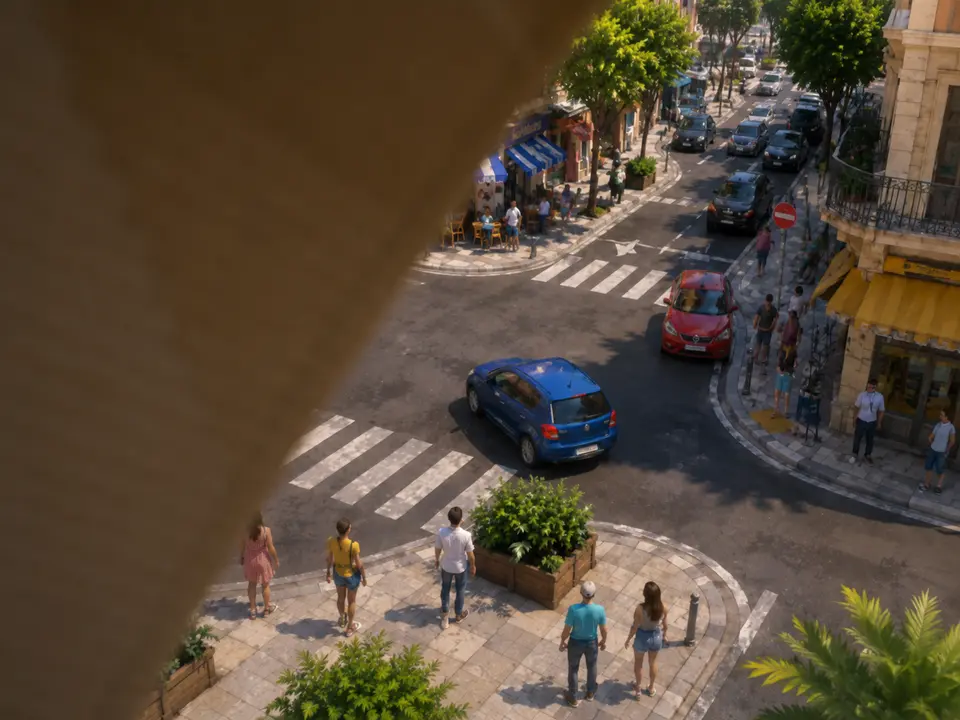 El cruce se ve perfectamente: el coche azul saliendo del paso de cebra, el rojo esperando, la terraza del toldo azul, la esquina del toldo amarillo, la gente andando por la acera. Nítido, bien expuesto, sin nada raro. Y aun así falta un tercio del encuadre: toda la franja izquierda, de arriba abajo y con un borde en diagonal, la tapa una masa ocre desenfocada, pegada al objetivo. Debajo estaban la acera de la izquierda y el arranque del paso de peatones. La escena no se ha movido, sigue exactamente donde siempre: lo que hay es algo delante. IRIS ve que una parte del campo de visión lleva un rato ciega, y que es justo la parte que se le pidió vigilar.