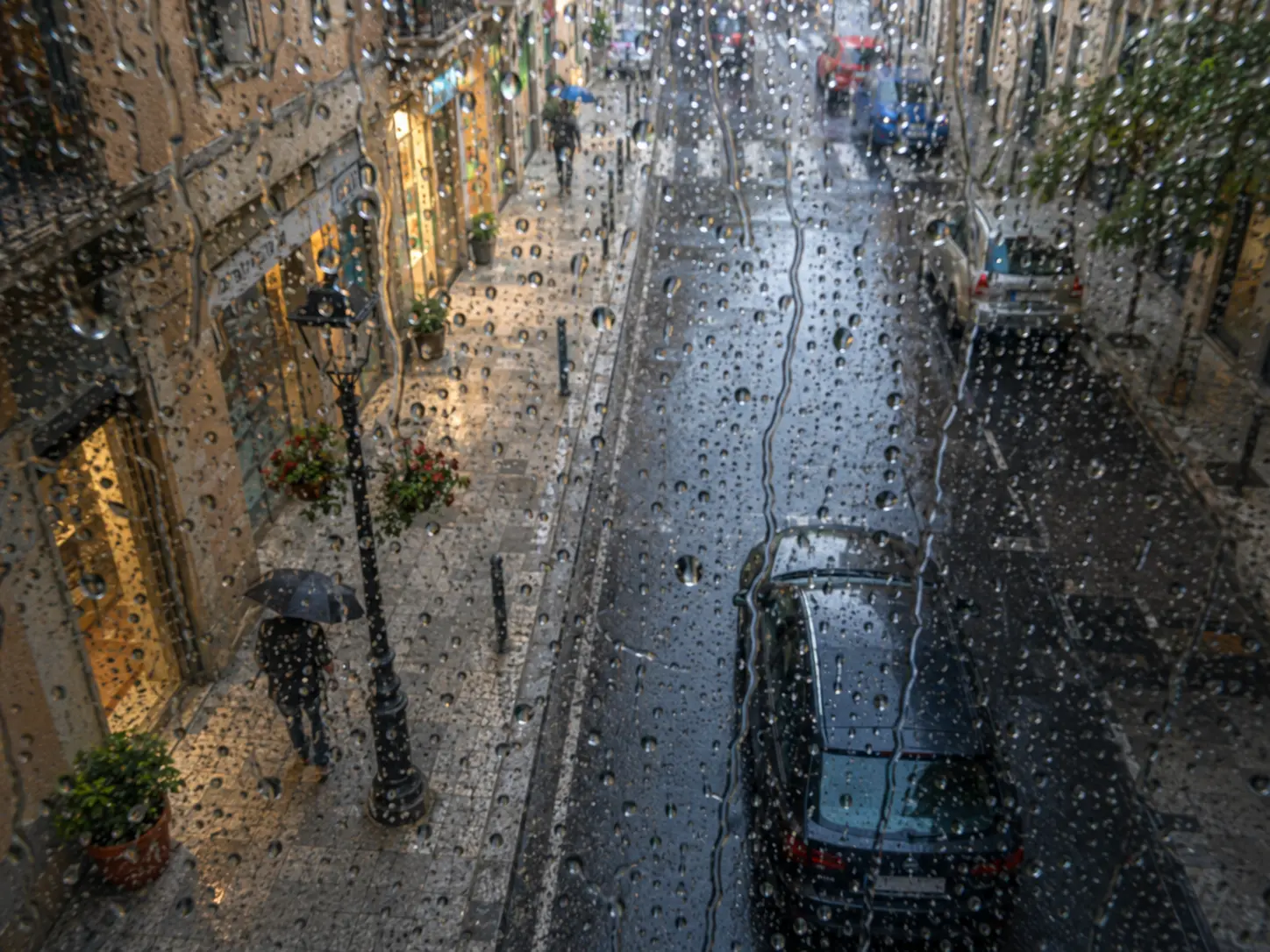 Agua sobre la óptica mucho después de que haya dejado de llover. Suele ser el domo, no la lluvia.